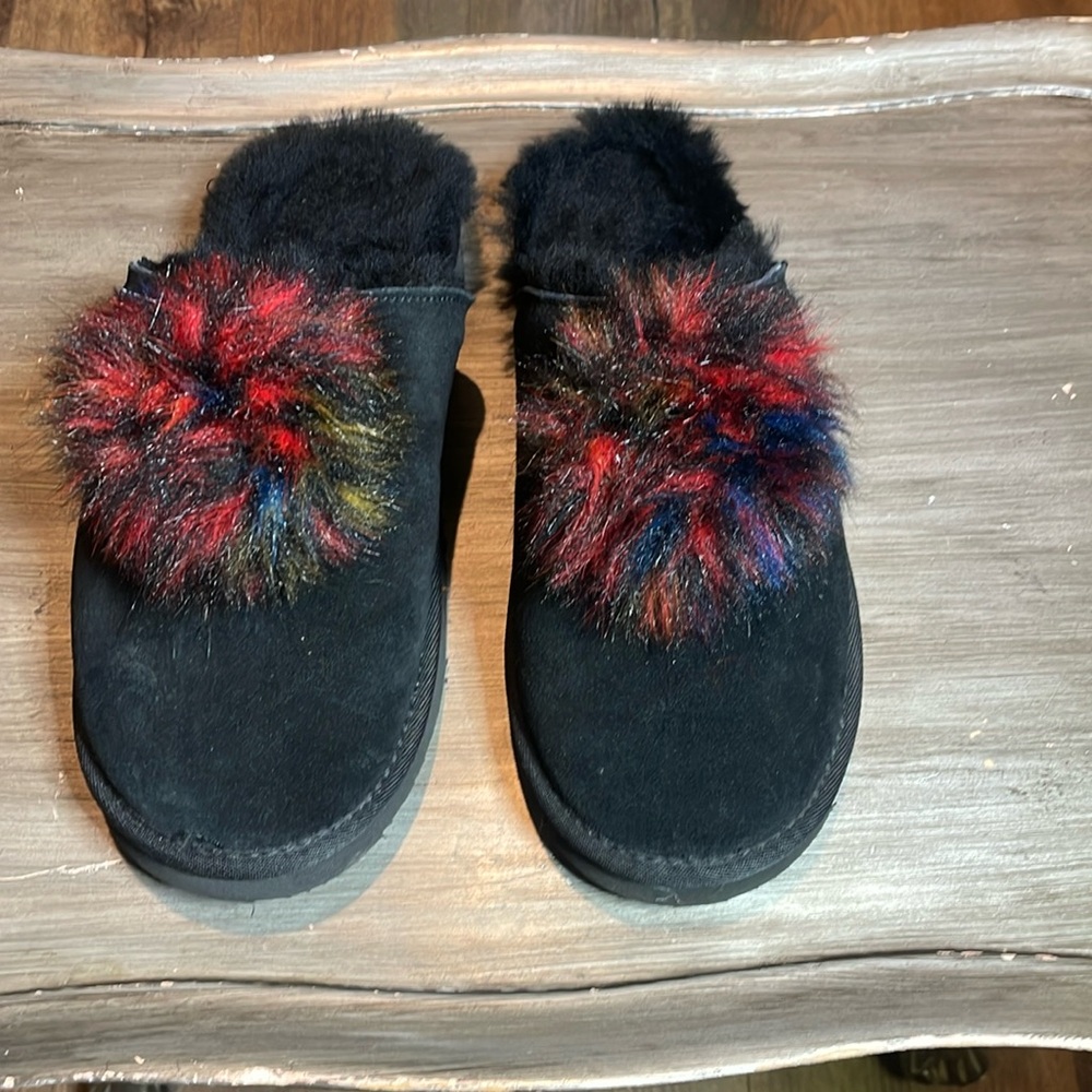 Black Bearpaw slippers size 9, new with no box. 🌺🌹🌚